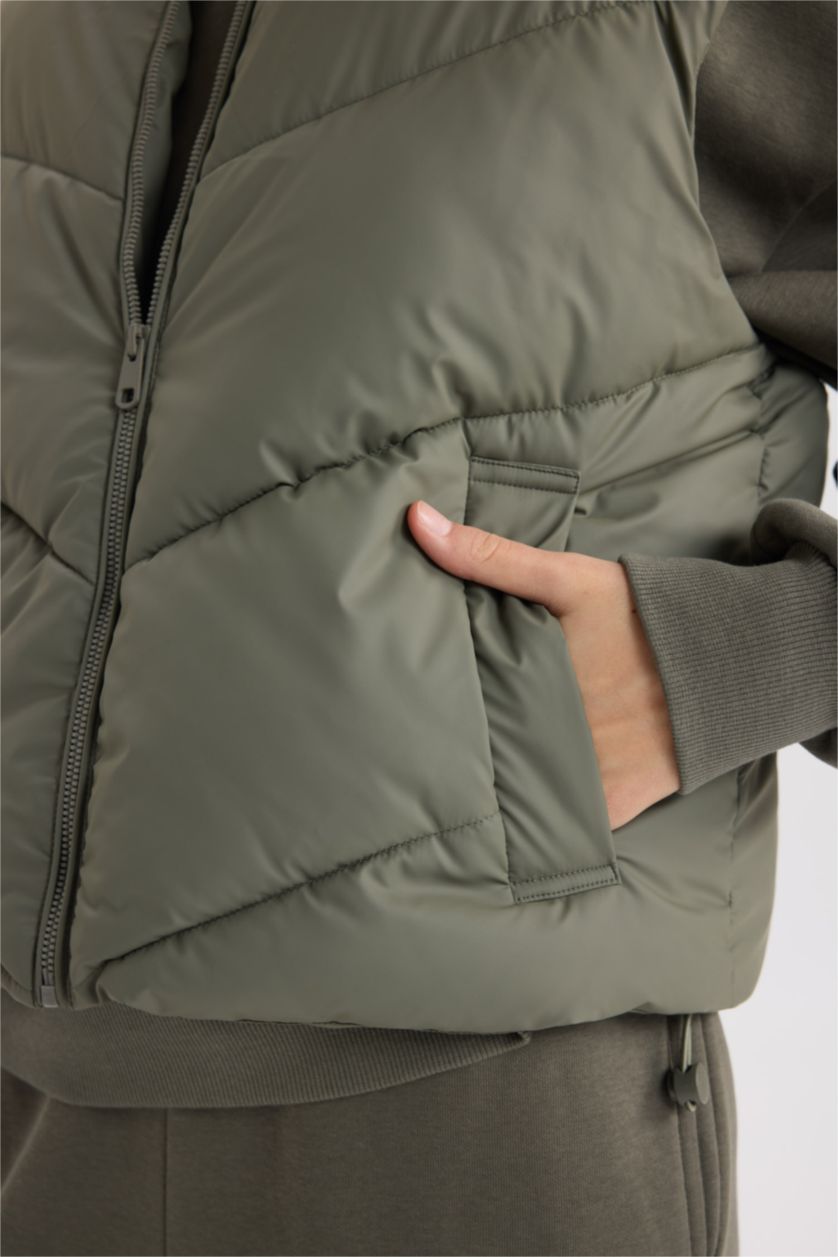 Kadın Açık Haki Regular Fit Dik Yaka Kapitoneli Fermuarlı Cepli Şişme Yelek