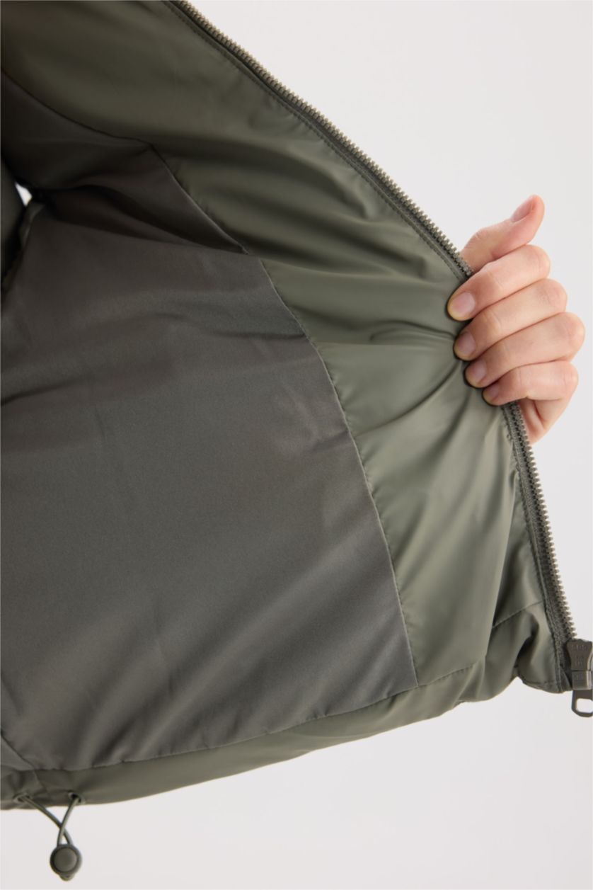 Kadın Açık Haki Regular Fit Dik Yaka Kapitoneli Fermuarlı Cepli Şişme Yelek