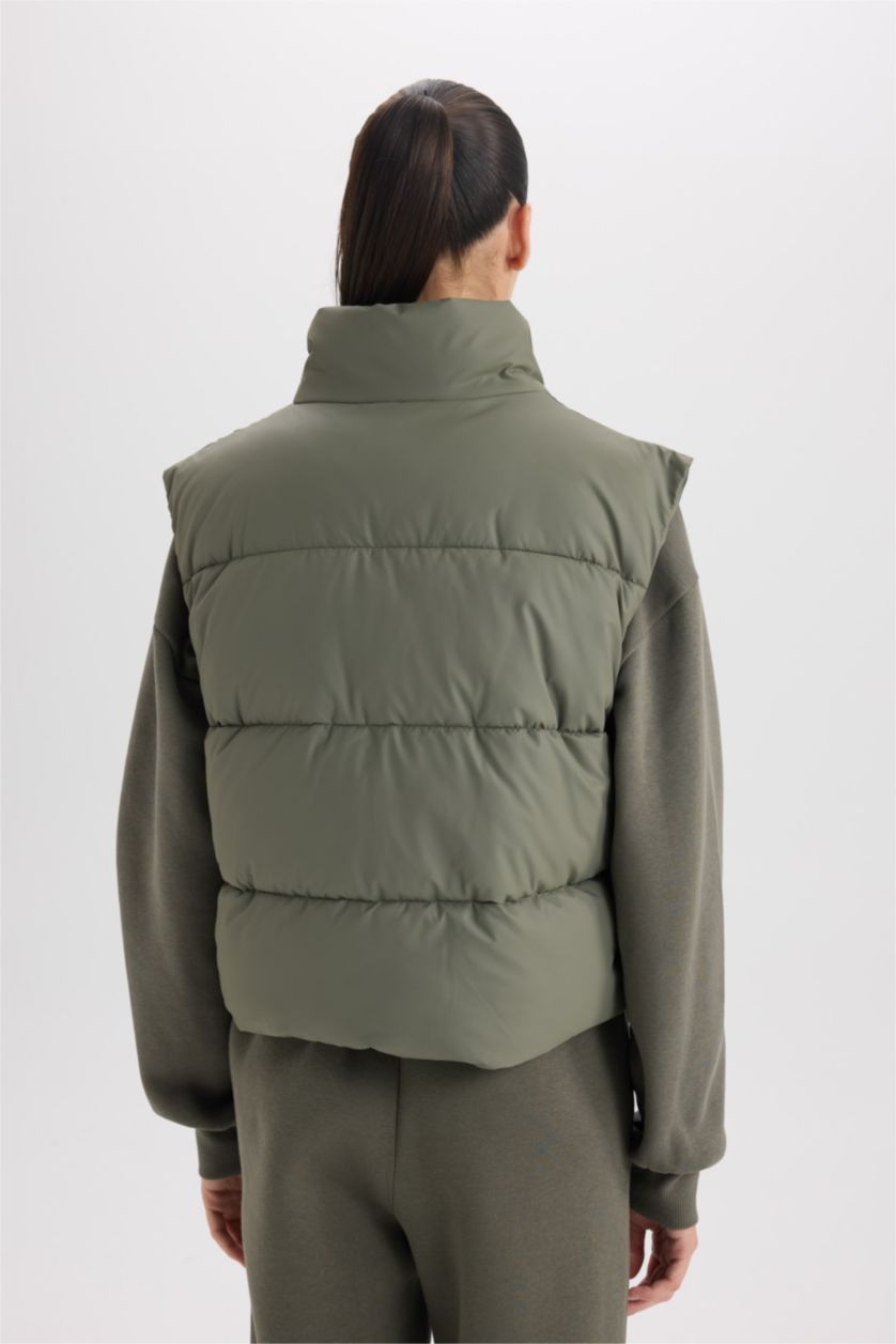 Kadın Açık Haki Regular Fit Dik Yaka Kapitoneli Fermuarlı Cepli Şişme Yelek