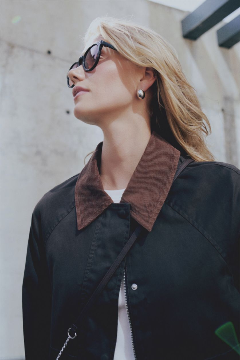 نساء بني جاكيت مشمع مخمل بقصة عادية وياخة بولو