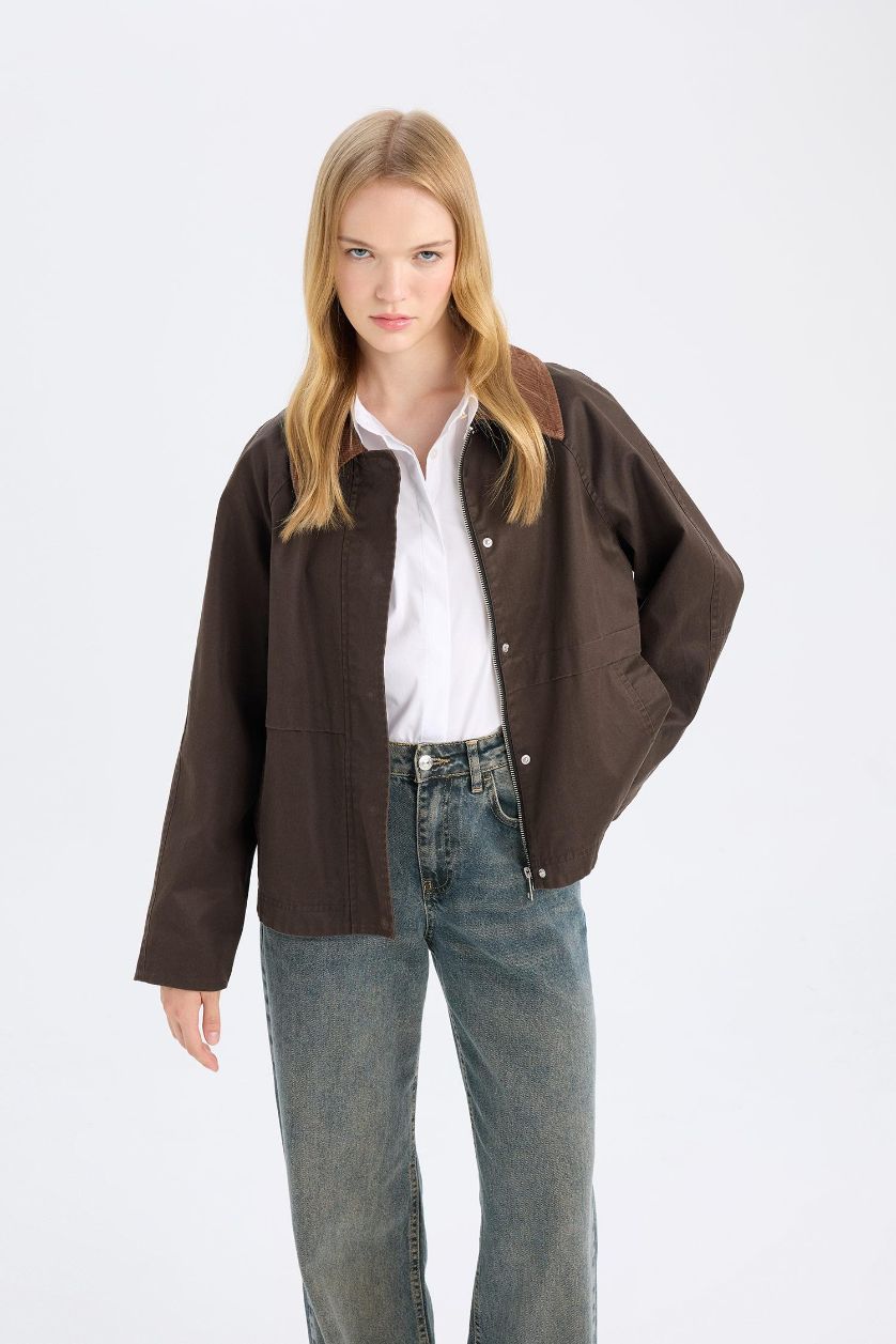 نساء بني جاكيت مشمع مخمل بقصة عادية وياخة بولو