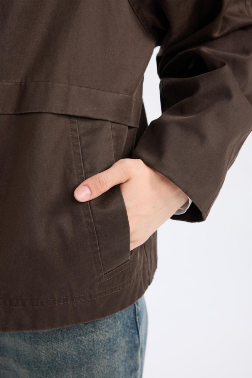 نساء بني جاكيت مشمع مخمل بقصة عادية وياخة بولو