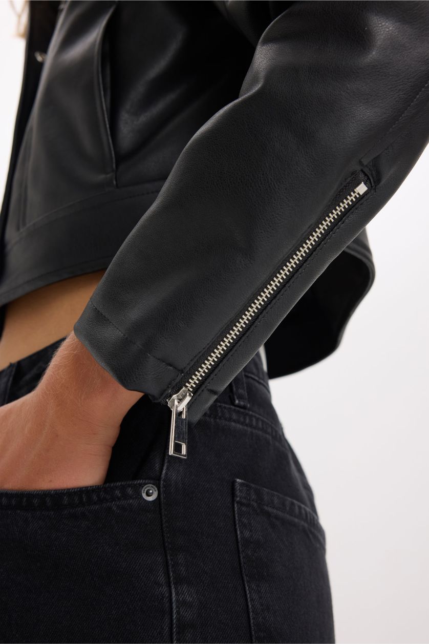 Kadın Siyah Suni Deri Mont Polo Yaka Cepli Fermuarlı Çıtçıtlı