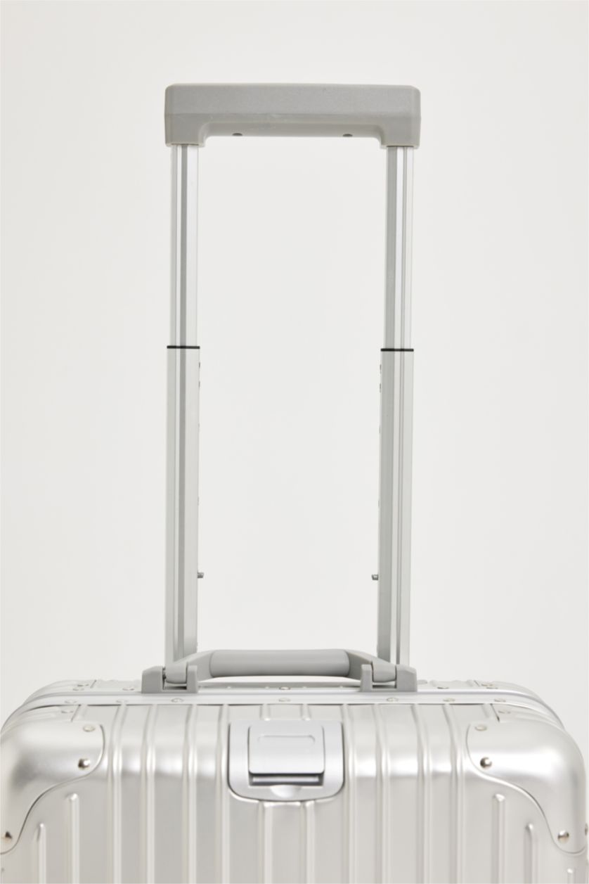 Kadın Gri Küçük Unisex Sert Kapaklı Çekçekli Orta Boy Gri Alüminyum Kasa Valiz