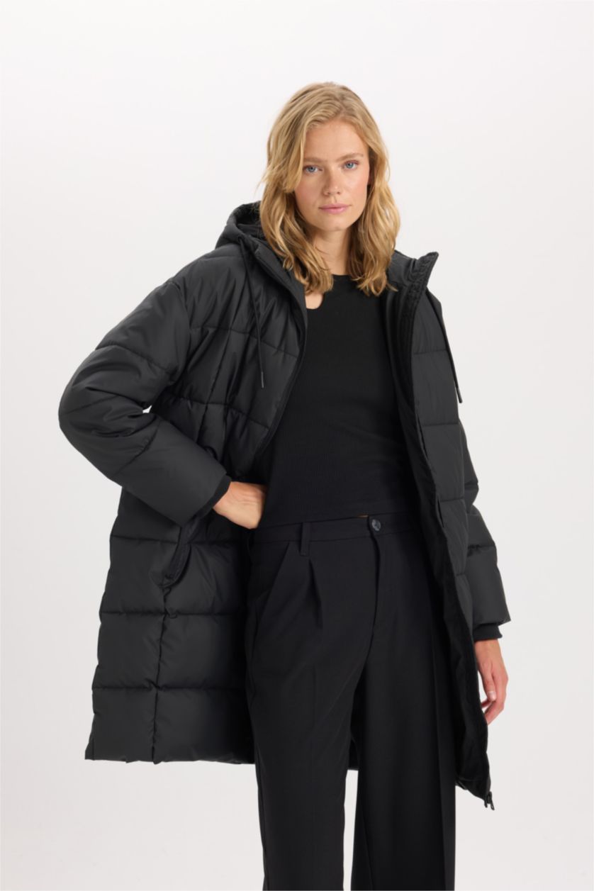 Kadın Siyah Regular Fit Kapüşonlu Fermuarlı Cepli Parka