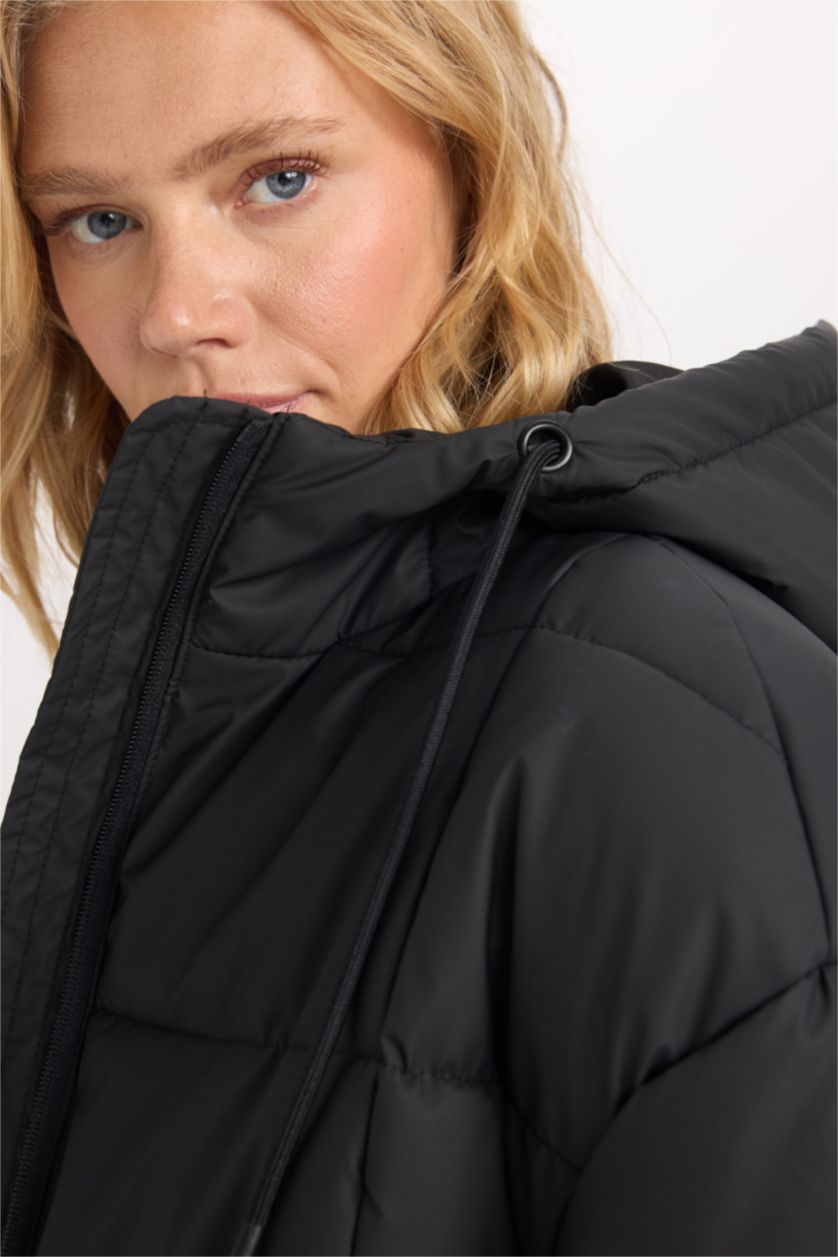 Kadın Siyah Regular Fit Kapüşonlu Fermuarlı Cepli Parka