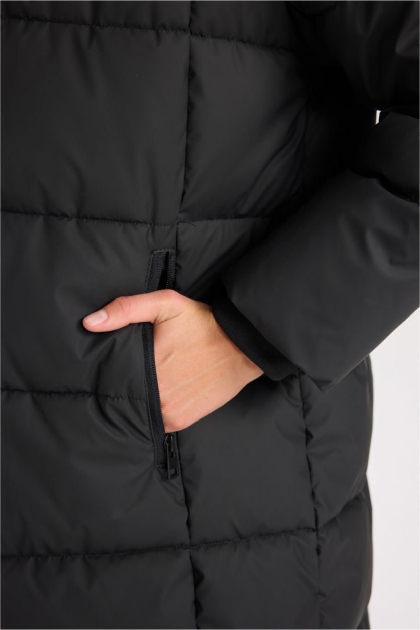 Kadın Siyah Regular Fit Kapüşonlu Fermuarlı Cepli Parka