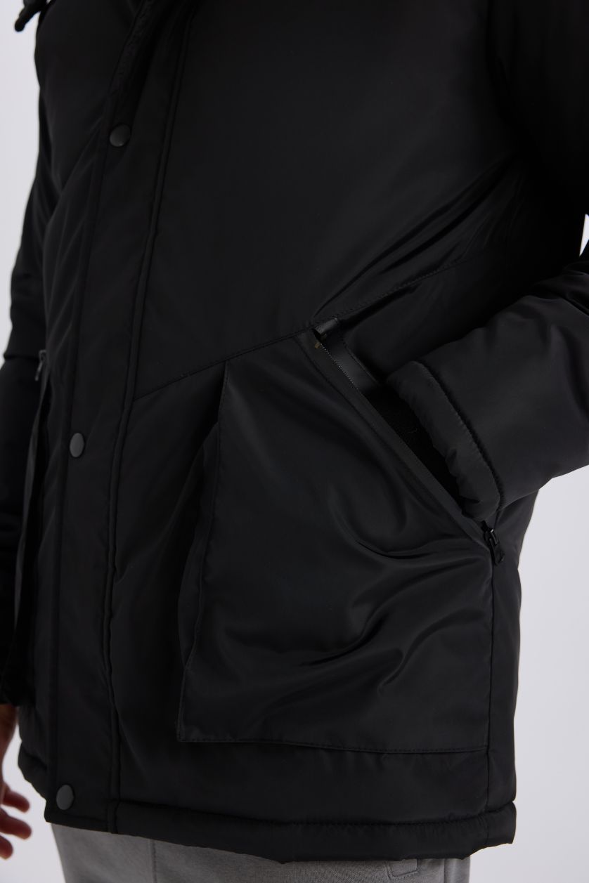 Erkek Siyah Regular Fit Çıkarılabilir Kapüşonlu Fermuarlı Çıtçıtlı Cepli Mont