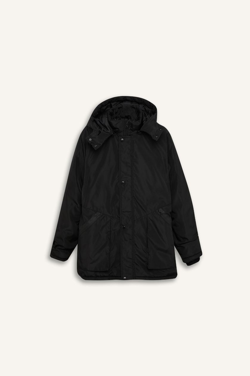 Erkek Siyah Regular Fit Çıkarılabilir Kapüşonlu Fermuarlı Çıtçıtlı Cepli Mont