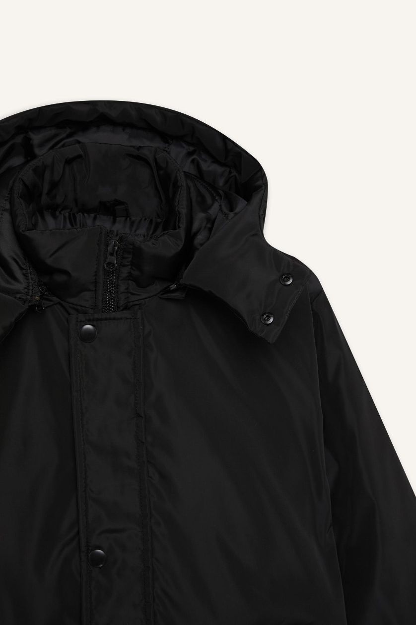 Erkek Siyah Regular Fit Çıkarılabilir Kapüşonlu Fermuarlı Çıtçıtlı Cepli Mont