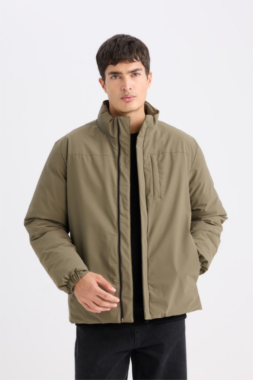 Erkek Haki Su İtici Regular Fit Dik Yaka Fermuarlı Cepli Mont