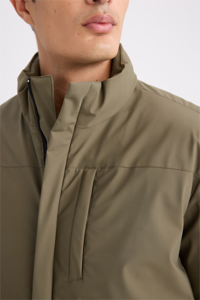 Erkek Haki Su İtici Regular Fit Dik Yaka Fermuarlı Cepli Mont
