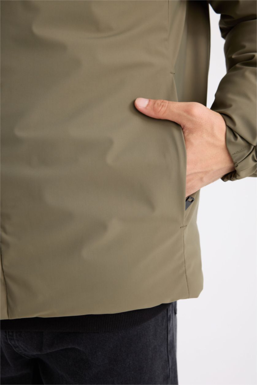 Erkek Haki Su İtici Regular Fit Dik Yaka Fermuarlı Cepli Mont