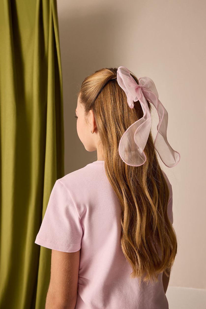 نساء زهري كلبس شعر زهري بشكل فيونكة