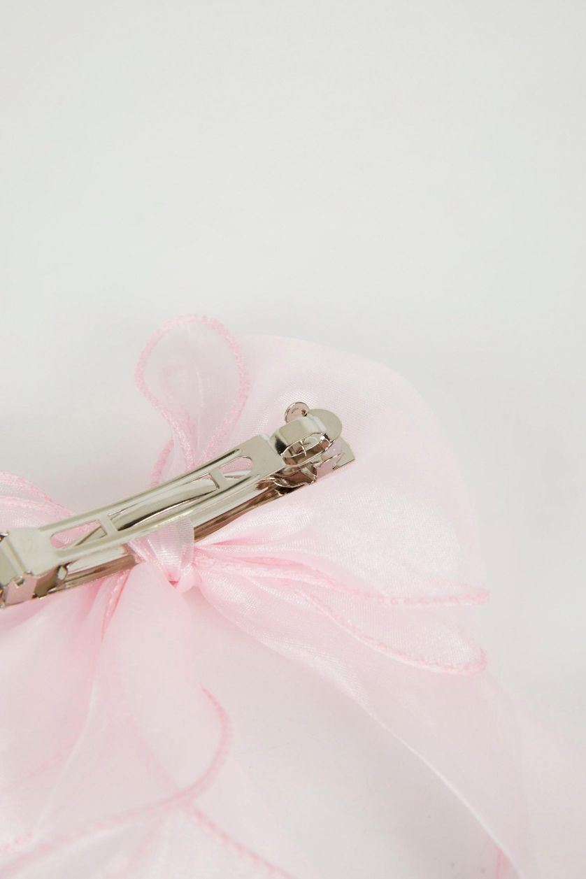 نساء زهري كلبس شعر زهري بشكل فيونكة