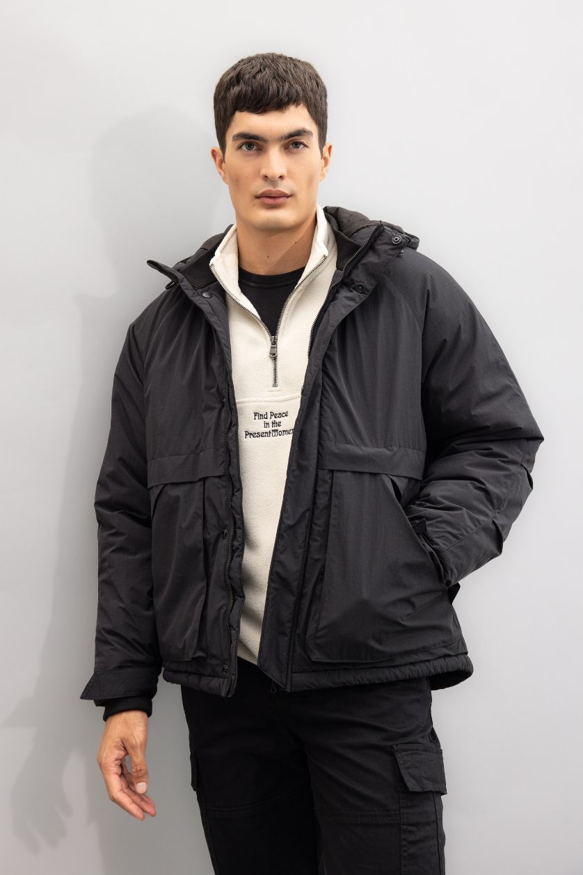 رجال أسود جاكيت قصة عادية بغطاء للرأس و بجيب