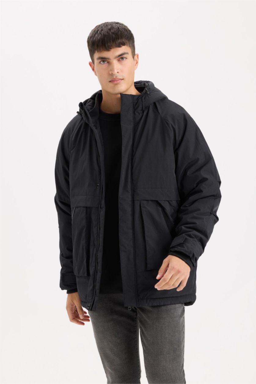 رجال أسود جاكيت قصة عادية بغطاء للرأس و بجيب