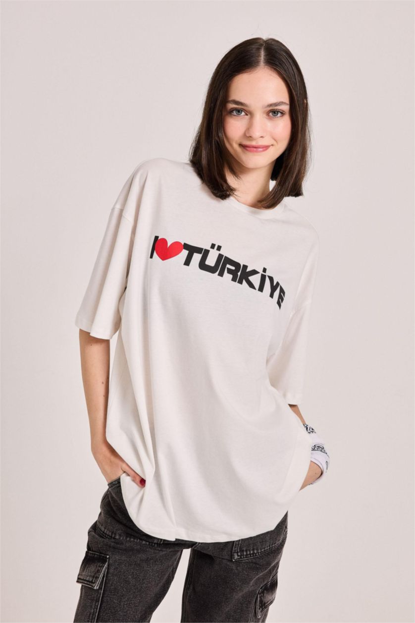 Kadın Kırık Beyaz Oversıze Baskılı Kısa Kollu Tişört