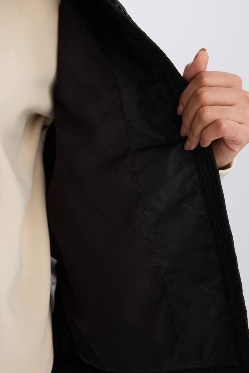 نساء أسود يلك نفخ رياضي قصة عادية بجيب مقاوم للماء من DeFactoFit