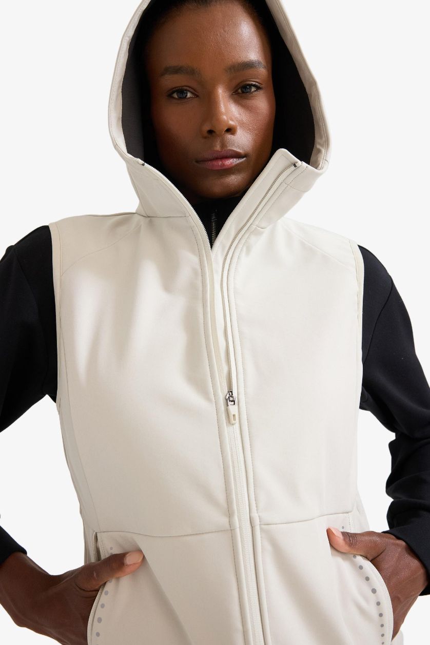 Kadın Taş Su İtici Slim Fit Dar Kesim Kapüşonlu Fermuarlı Sporcu Softshell Yelek