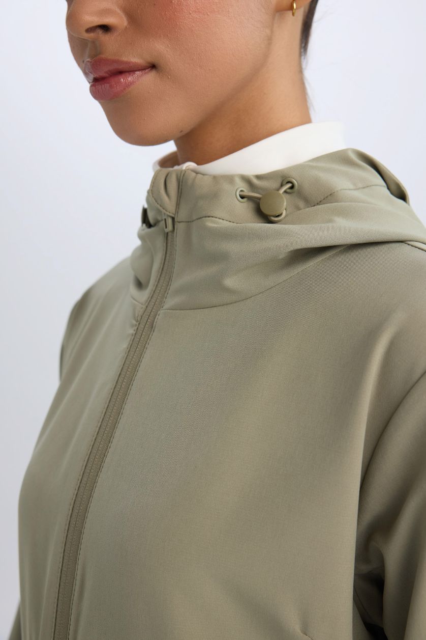 Kadın Açık Haki Su İtici Regular Fit Kapüşonlu Fermuarlı Cepli Esnek Dokulu Mevsimlik Baharlık Mont