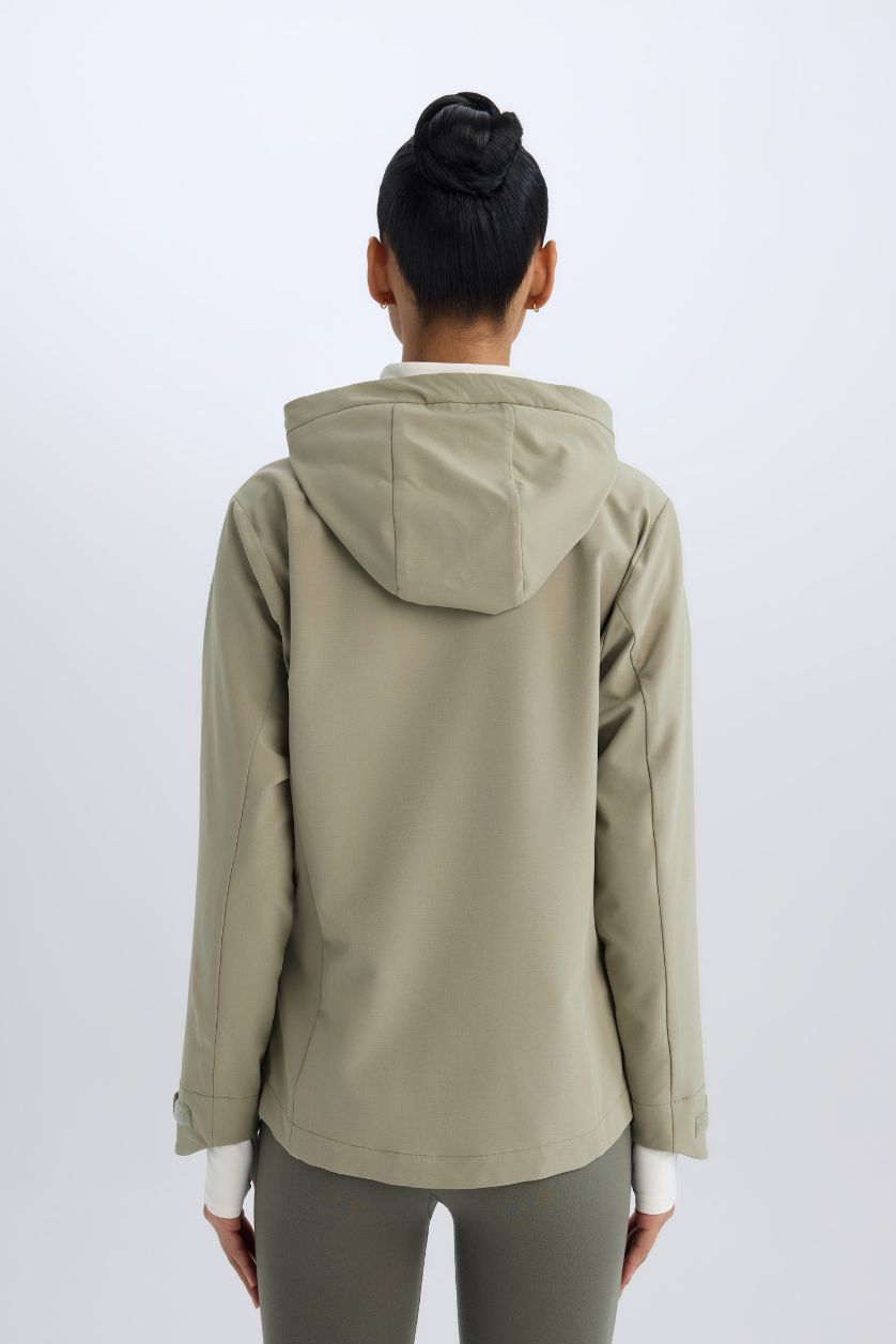 Kadın Açık Haki Su İtici Regular Fit Kapüşonlu Fermuarlı Cepli Esnek Dokulu Mevsimlik Baharlık Mont