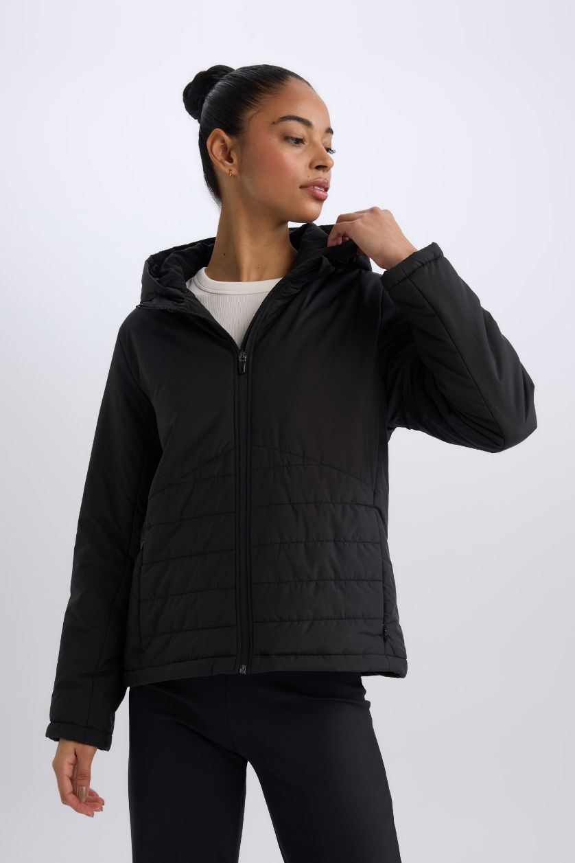 نساء أسود قمصلة نفخ قصة عادية بغطاء للرأس مقاوم للماء من DeFactoFit