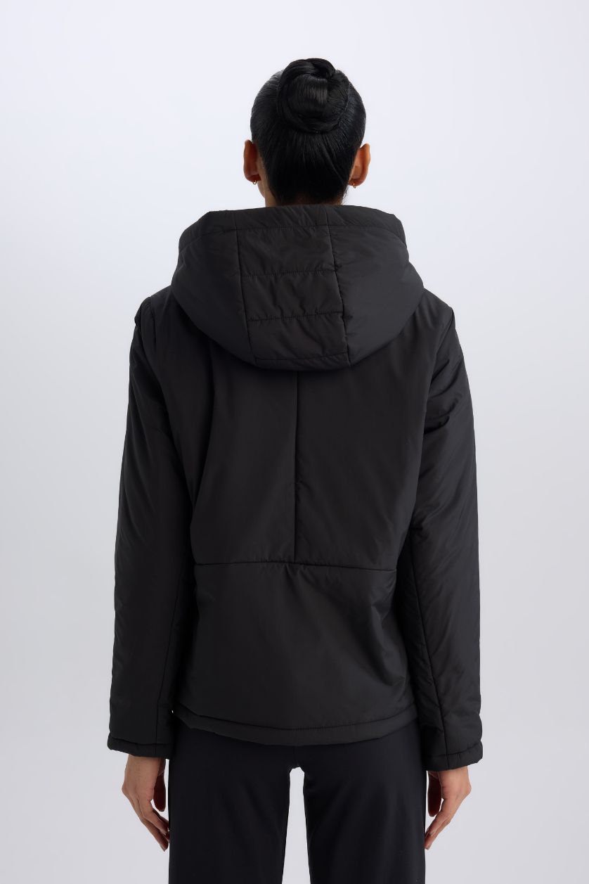 نساء أسود قمصلة نفخ قصة عادية بغطاء للرأس مقاوم للماء من DeFactoFit