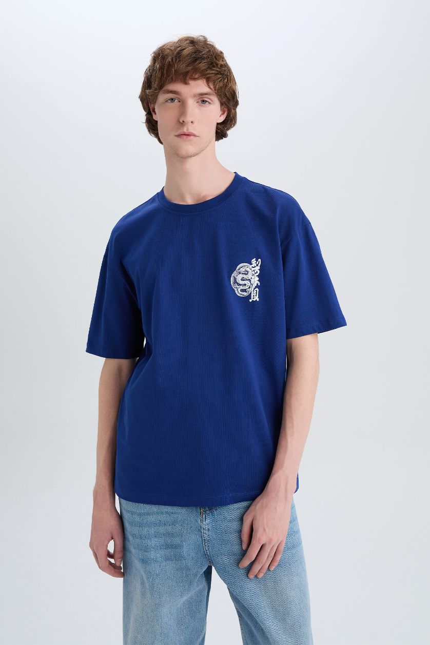 Erkek Saks %100 Pamuk Boxy Fit Bisiklet Yaka Sırt Baskılı Kısa Kollu Tişört