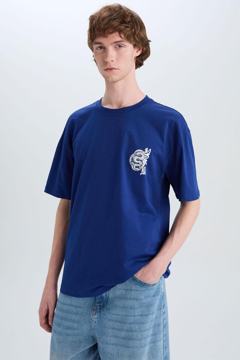 Erkek Saks %100 Pamuk Boxy Fit Bisiklet Yaka Sırt Baskılı Kısa Kollu Tişört