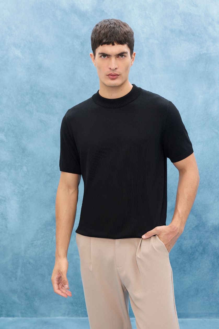 Man Black Standard Fit Crew Neck Knitwear T-Shirt
