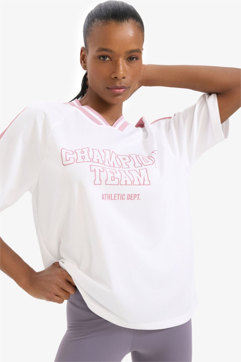 Kadın Beyaz Oversize Geniş Kalıp V Yaka Sırt Baskılı Sporcu Kısa Kollu Tişört