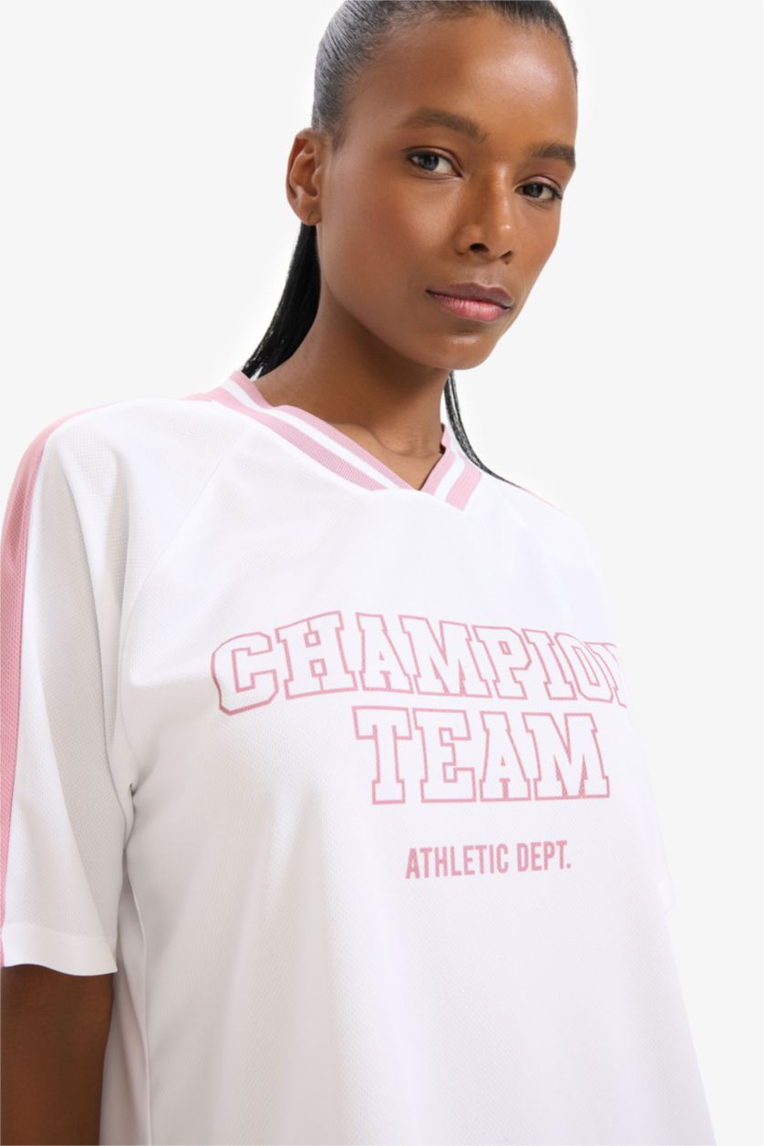 Kadın Beyaz Oversize Geniş Kalıp V Yaka Sırt Baskılı Sporcu Kısa Kollu Tişört