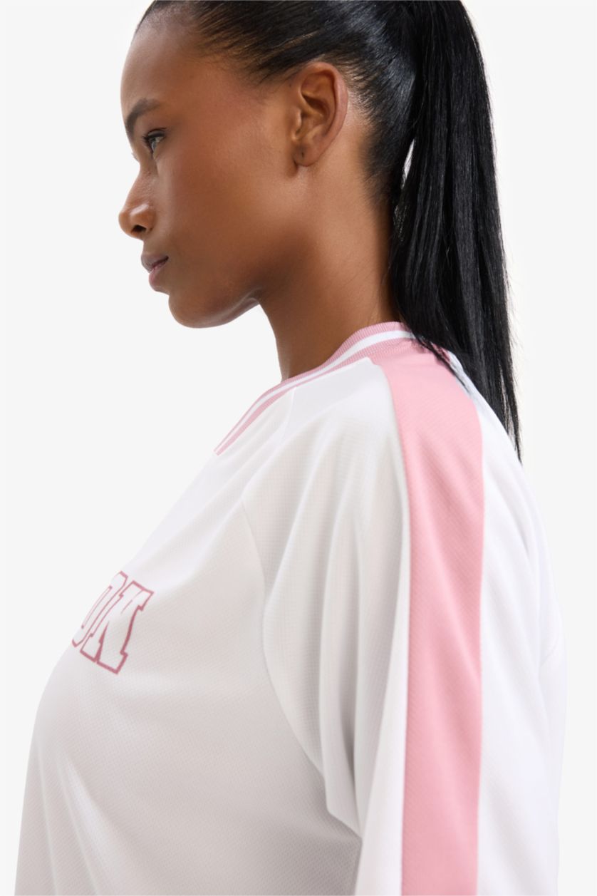 Kadın Beyaz Oversize Geniş Kalıp V Yaka Sırt Baskılı Sporcu Kısa Kollu Tişört