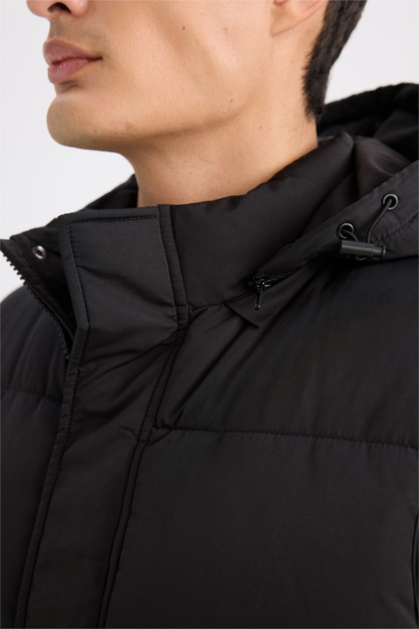 Erkek Siyah Regular Fit Kapüşonlu Fermuarlı Cepli Şişme Yelek