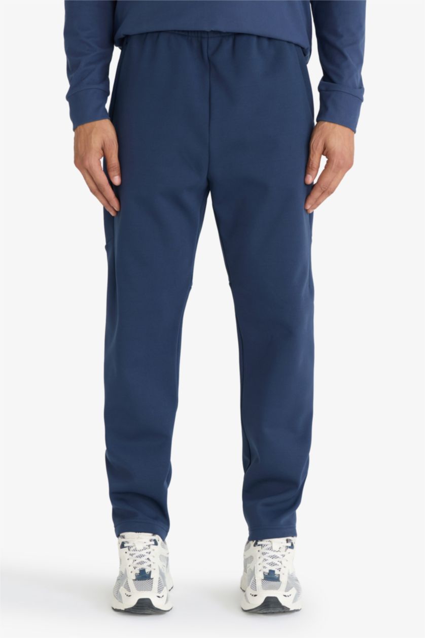 Man NAVY Standard Fit Pocketed Sports Joggers