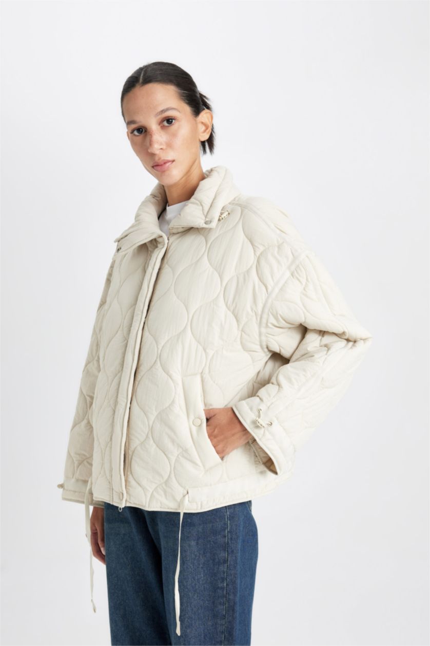 Kadın Ekru Su Geçirmez İnce Mevsimlik Mont Polo Yaka Kapitoneli Çıtçıtlı Fermuarlı Cepli