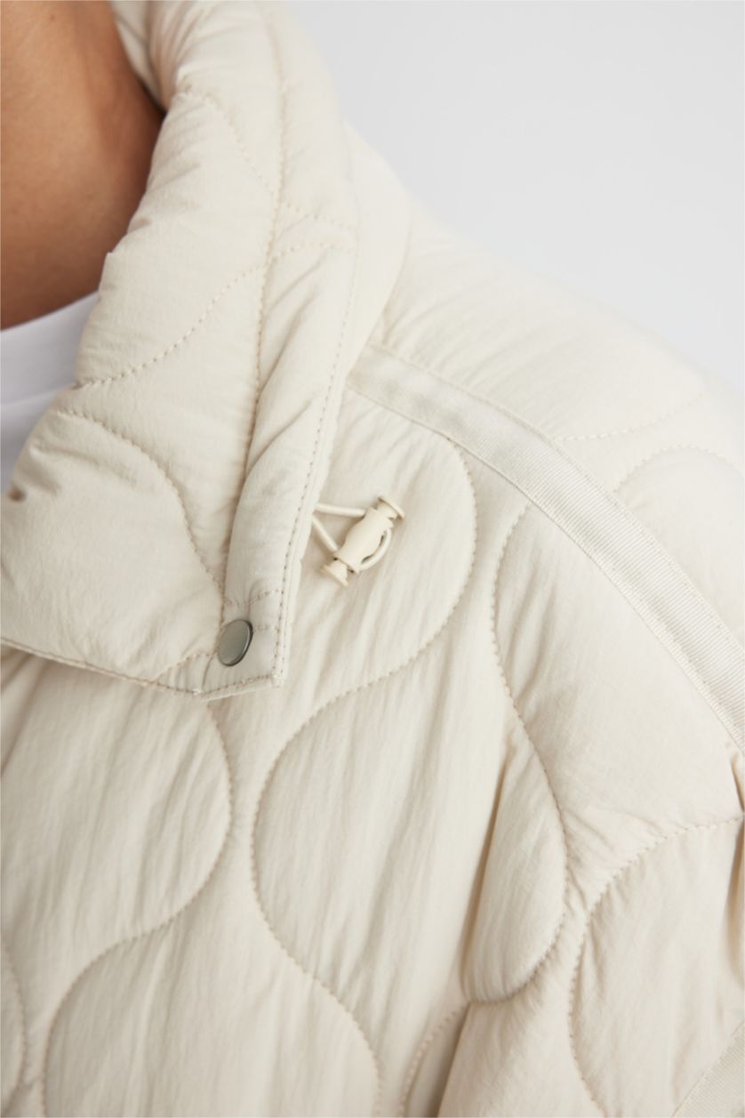 Kadın Ekru Su Geçirmez İnce Mevsimlik Mont Polo Yaka Kapitoneli Çıtçıtlı Fermuarlı Cepli