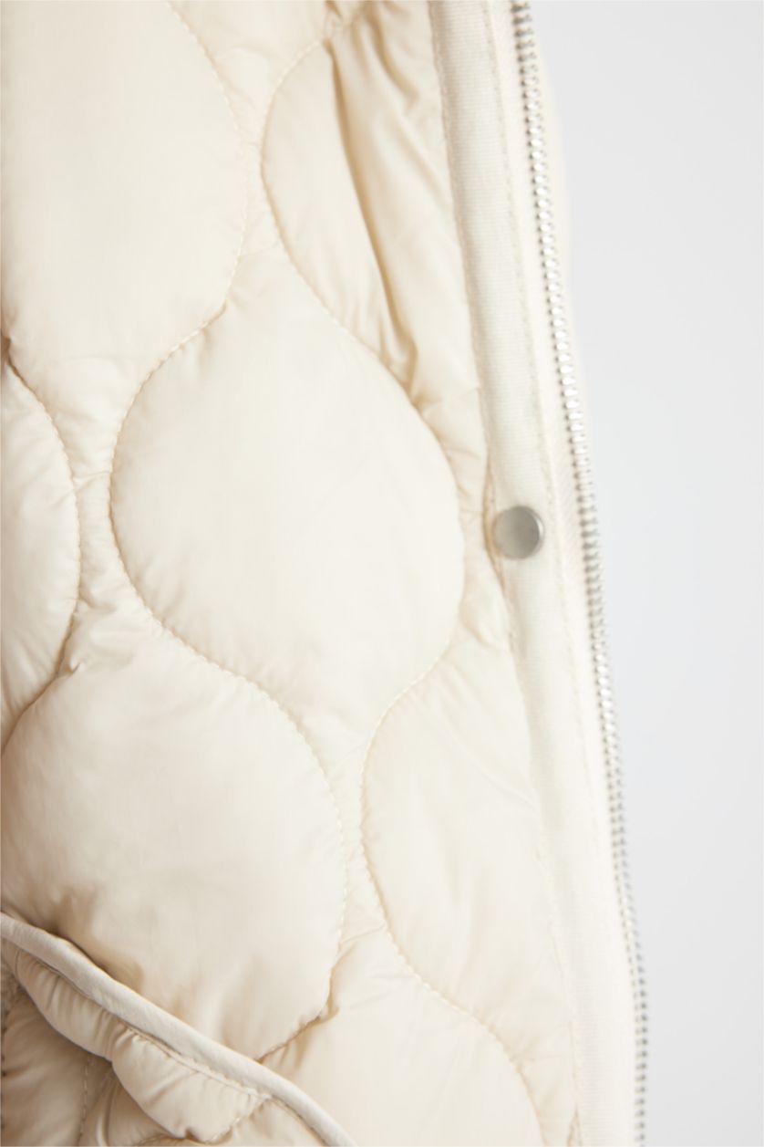 Kadın Ekru Su Geçirmez İnce Mevsimlik Mont Polo Yaka Kapitoneli Çıtçıtlı Fermuarlı Cepli