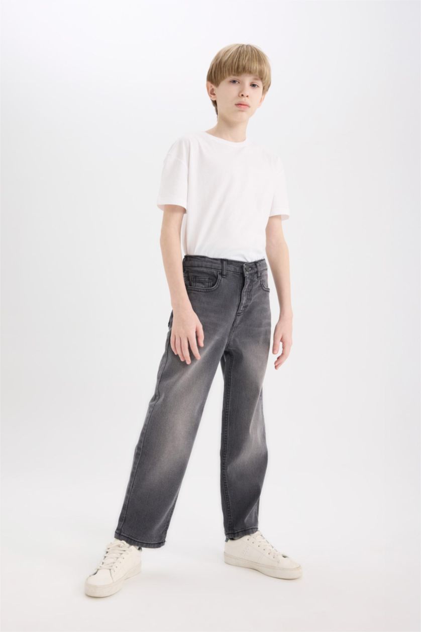 أولادي رمادي بنطلون جينز اولادي قصة فضفاضة ورجل عادي