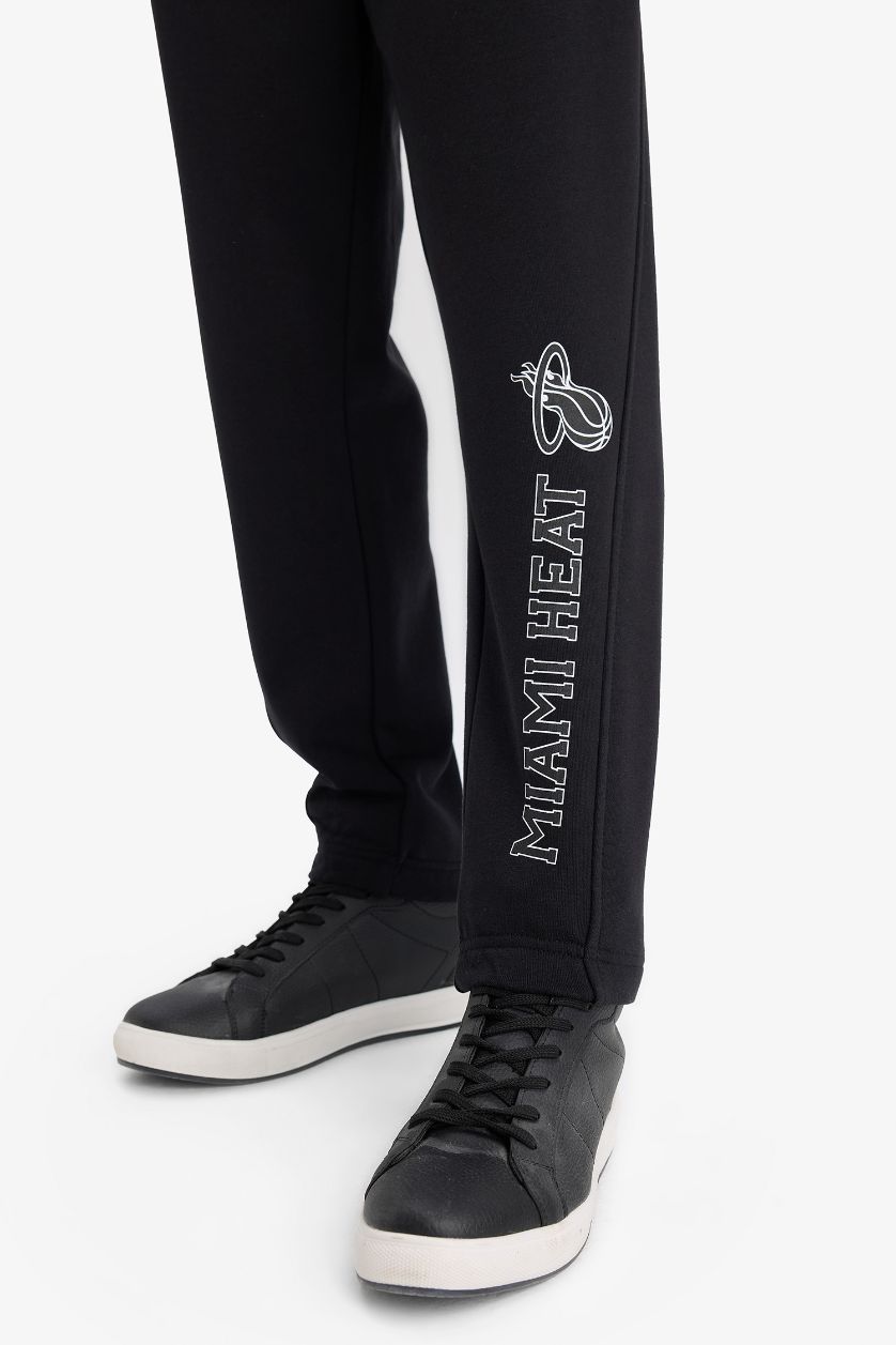 Erkek Siyah NBA Miami Heat Kalın Jogger Eşofman Altı Standart Fit Cepli Esnek Bantlı Paça