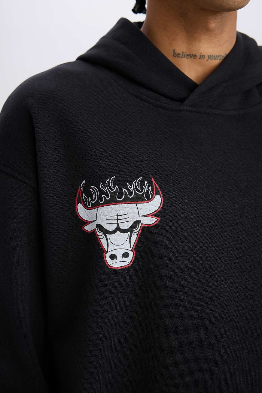 Erkek Siyah NBA Chicago Bulls Boxy Fit Kapüşonlu Sırt Baskıllı Kalın Sweatshirt
