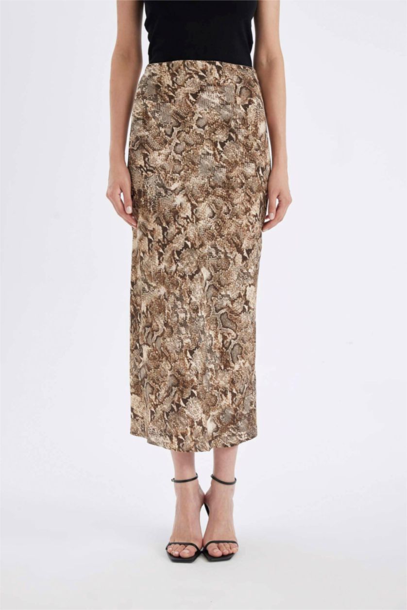 Әйелдерге Қоңыр жылан өрнегі a сызығы максималды ұзындық Тоқылған юбка