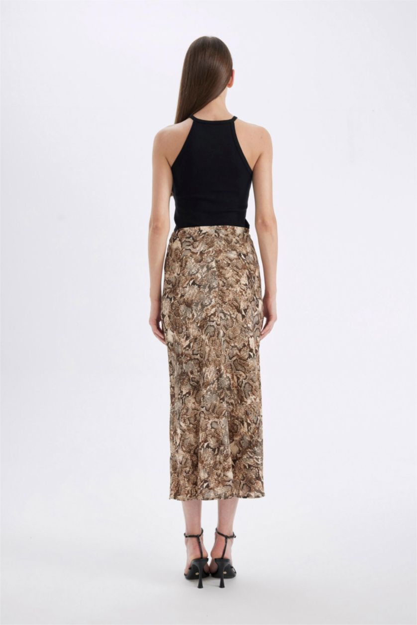 Әйелдерге Қоңыр жылан өрнегі a сызығы максималды ұзындық Тоқылған юбка