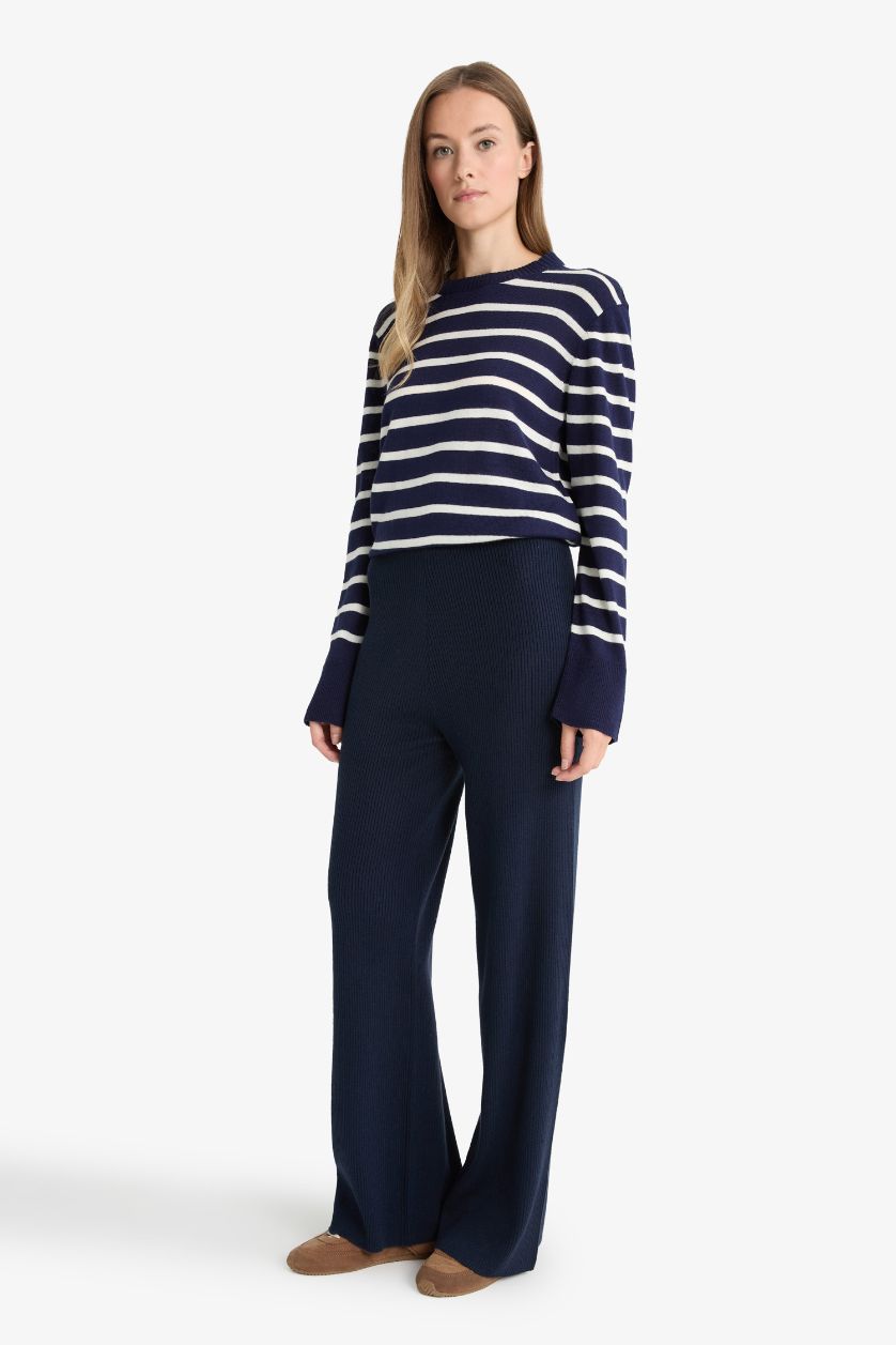 حريمي كحلي بنطلون قصة عادية ورجل عادية