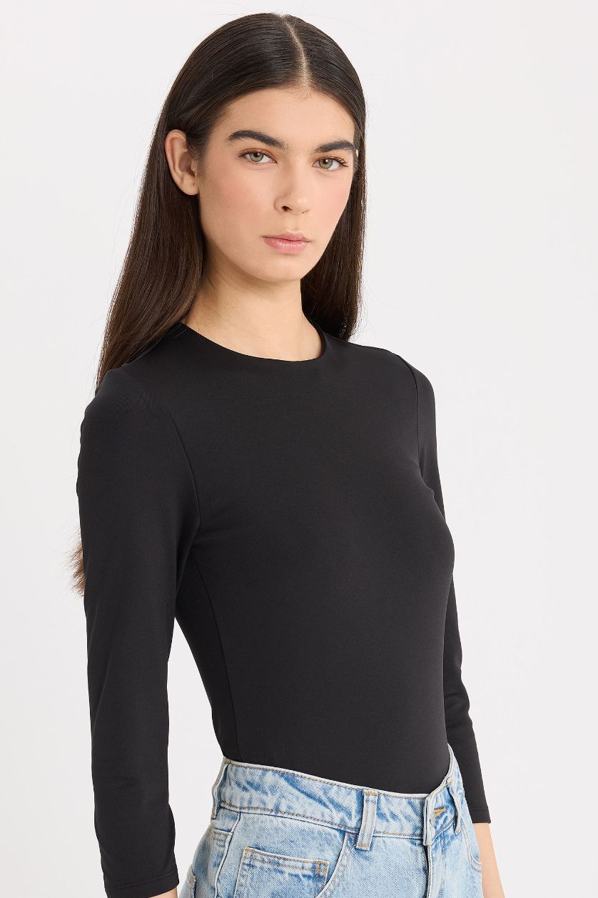 WOMAN Black Regular Fit Crew Neck Basic Half Sleeve Snap Body