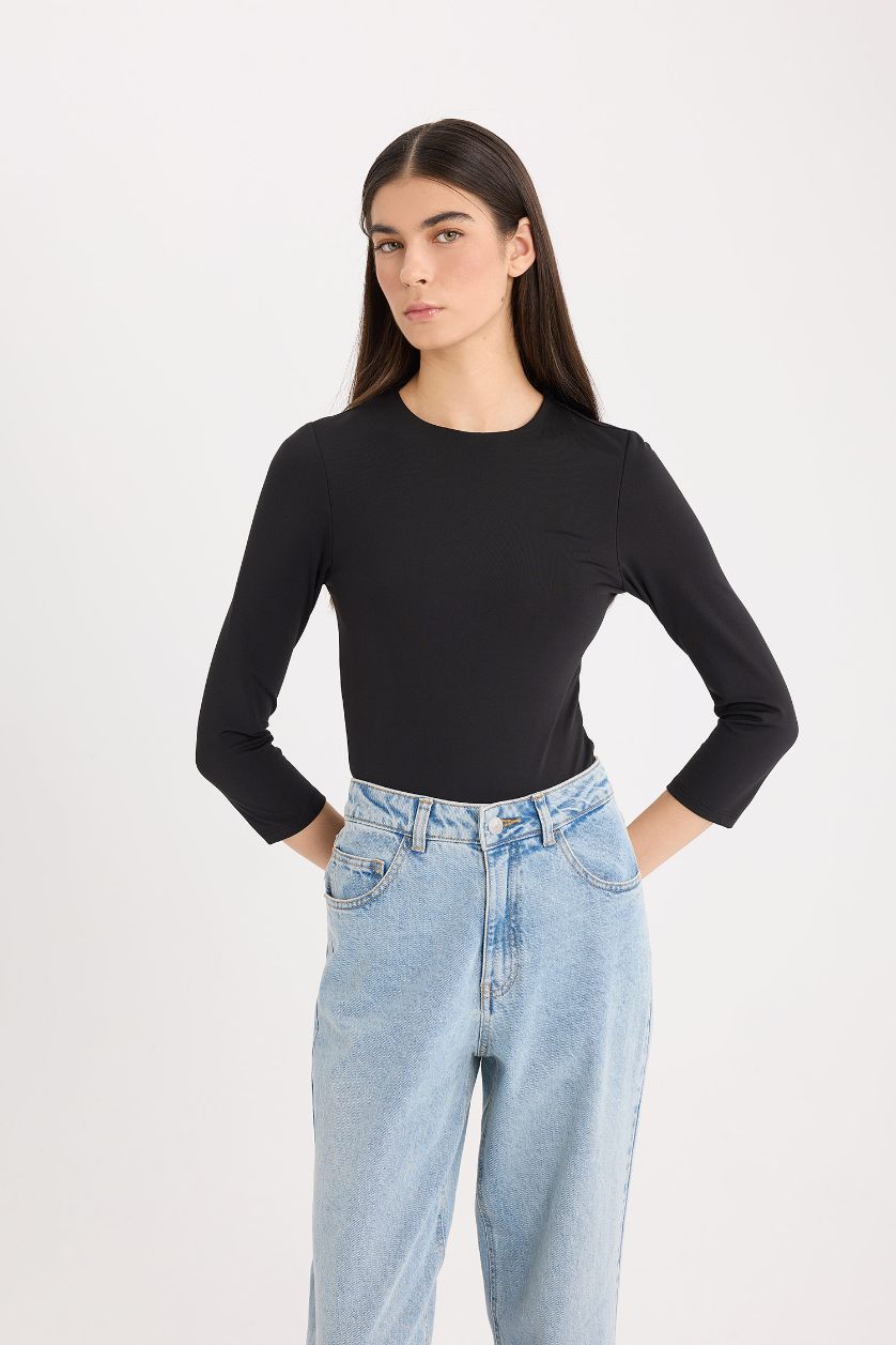 WOMAN Black Regular Fit Crew Neck Basic Half Sleeve Snap Body