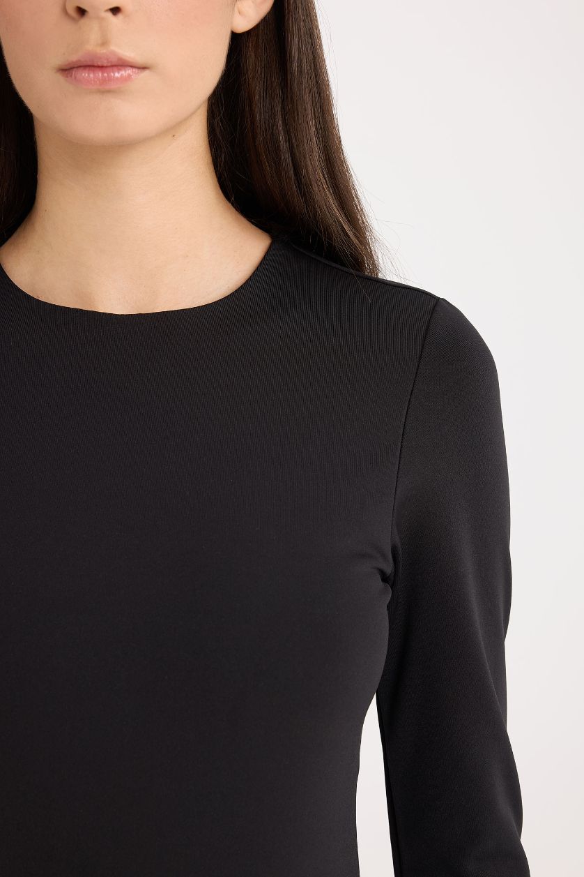 WOMAN Black Regular Fit Crew Neck Basic Half Sleeve Snap Body