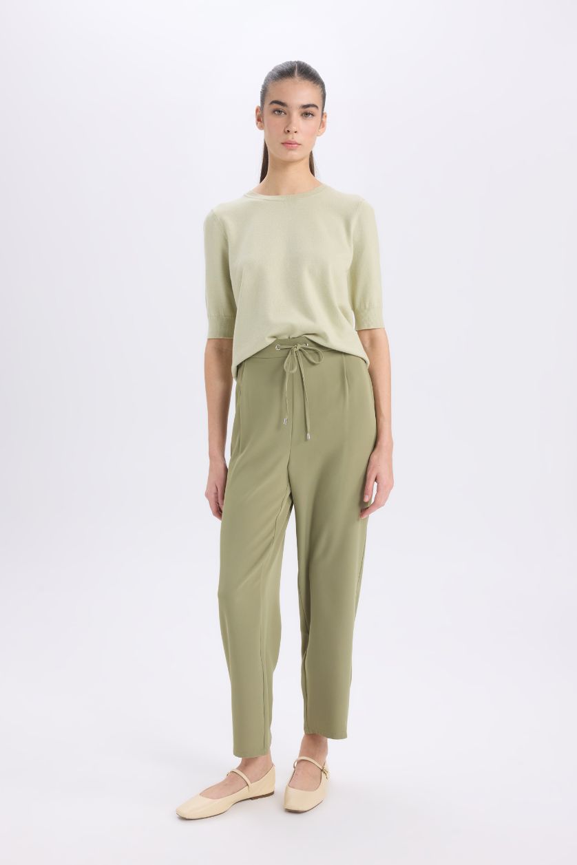 FEMME Kaki Pantalon court taille normale en crêpe avec poches