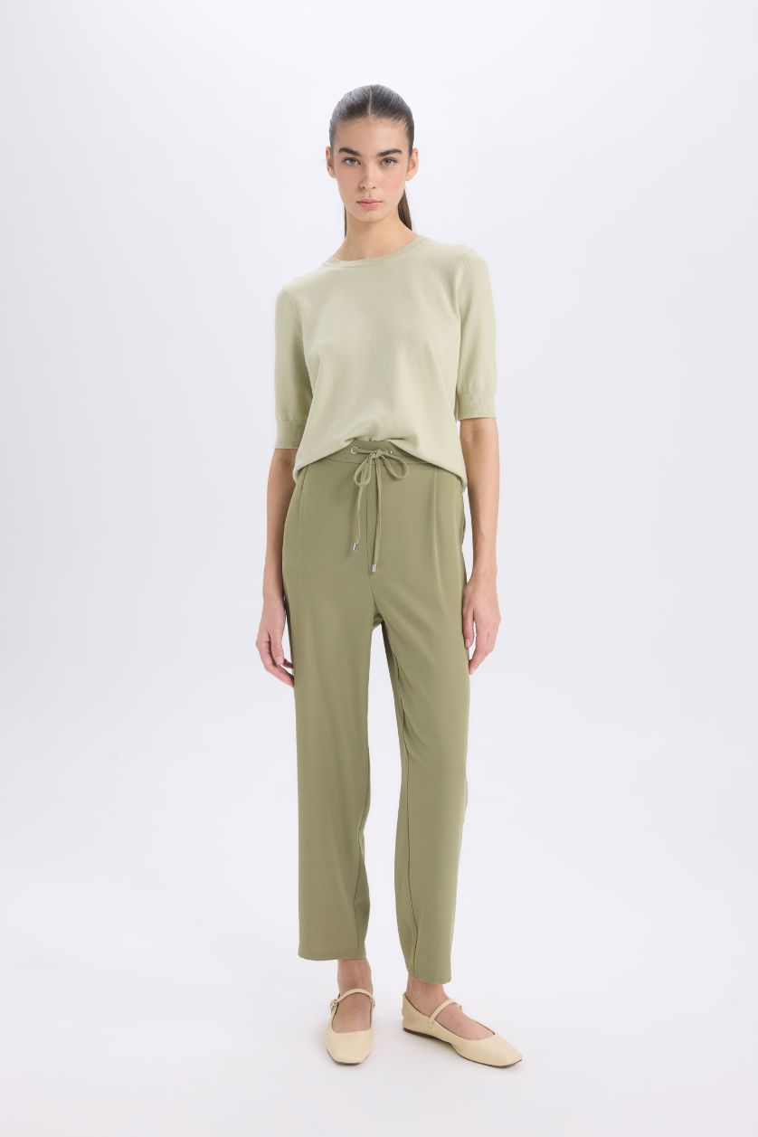 FEMME Kaki Pantalon court taille normale en crêpe avec poches